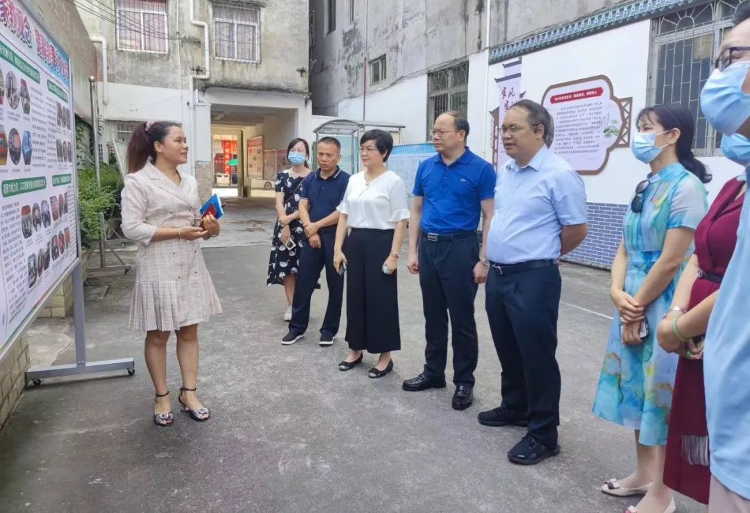 玉林市政府副秘书长蒋银辉一行到玉州区开展家庭教育工作调研