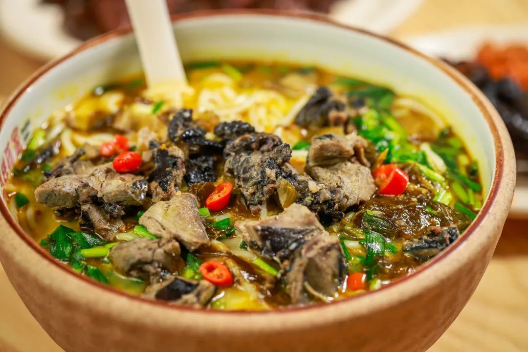 太香了!徐州找不到第②家!灵魂乌鸡米线 油卤乌鸡腿,吃过一次就难忘!