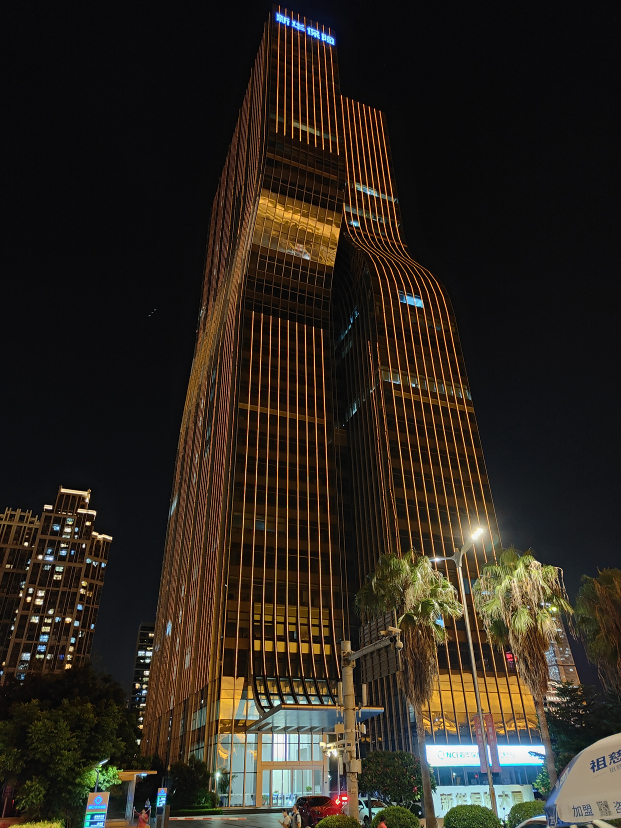 夜晚的厦门会展中心和观音山沙滩风景