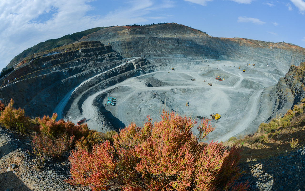 家里这么多矿紫金矿业还要买25亿元收购南美苏里南最大金矿