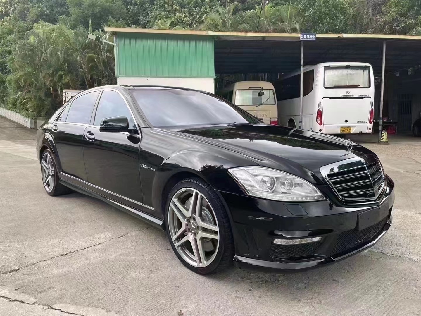 12年奔驰s65amg仅14万,6.0t v12的强悍性能,有着西装暴徒的美誉