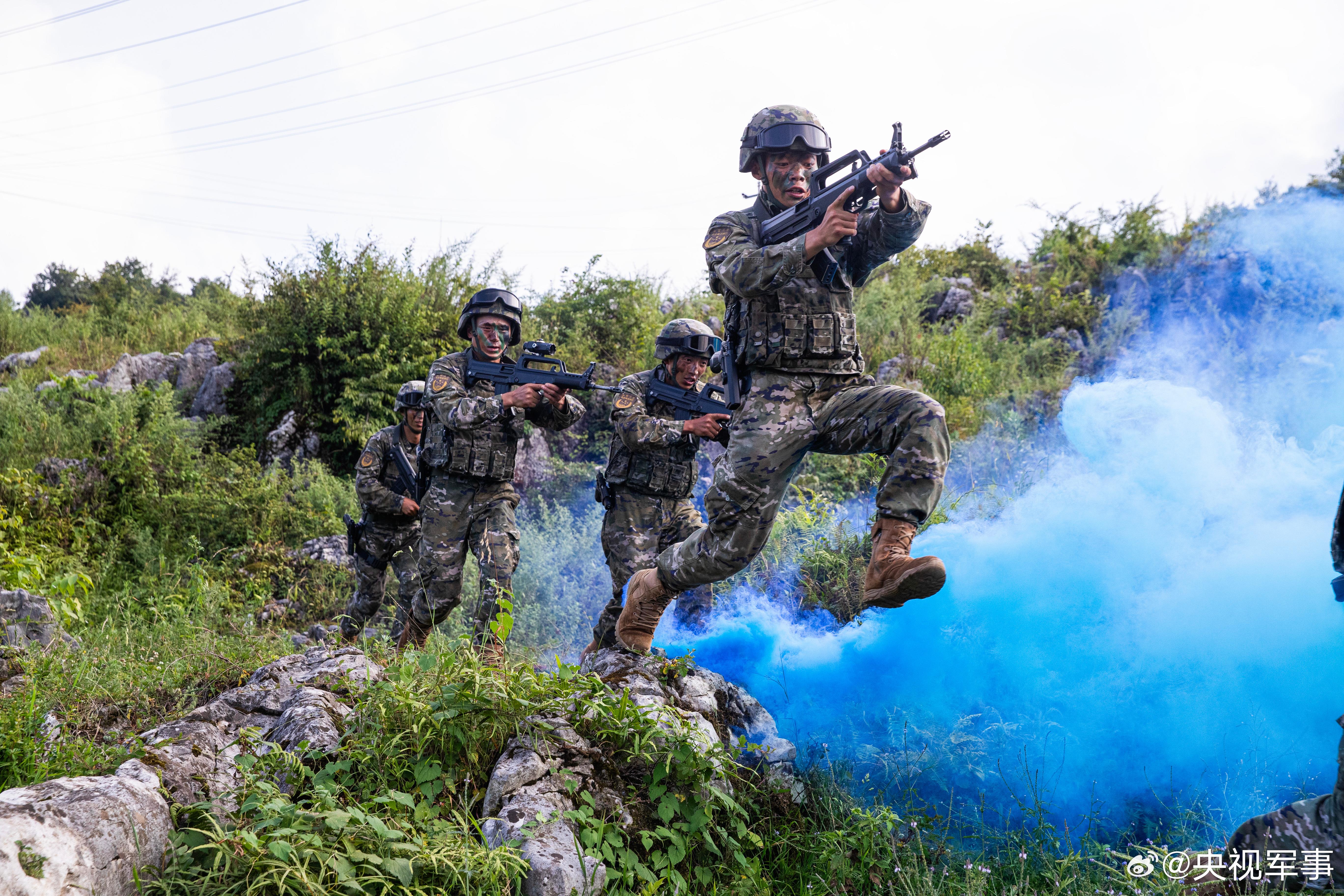 实弹射击,攀登越障……武警官兵野外驻训战力满满!