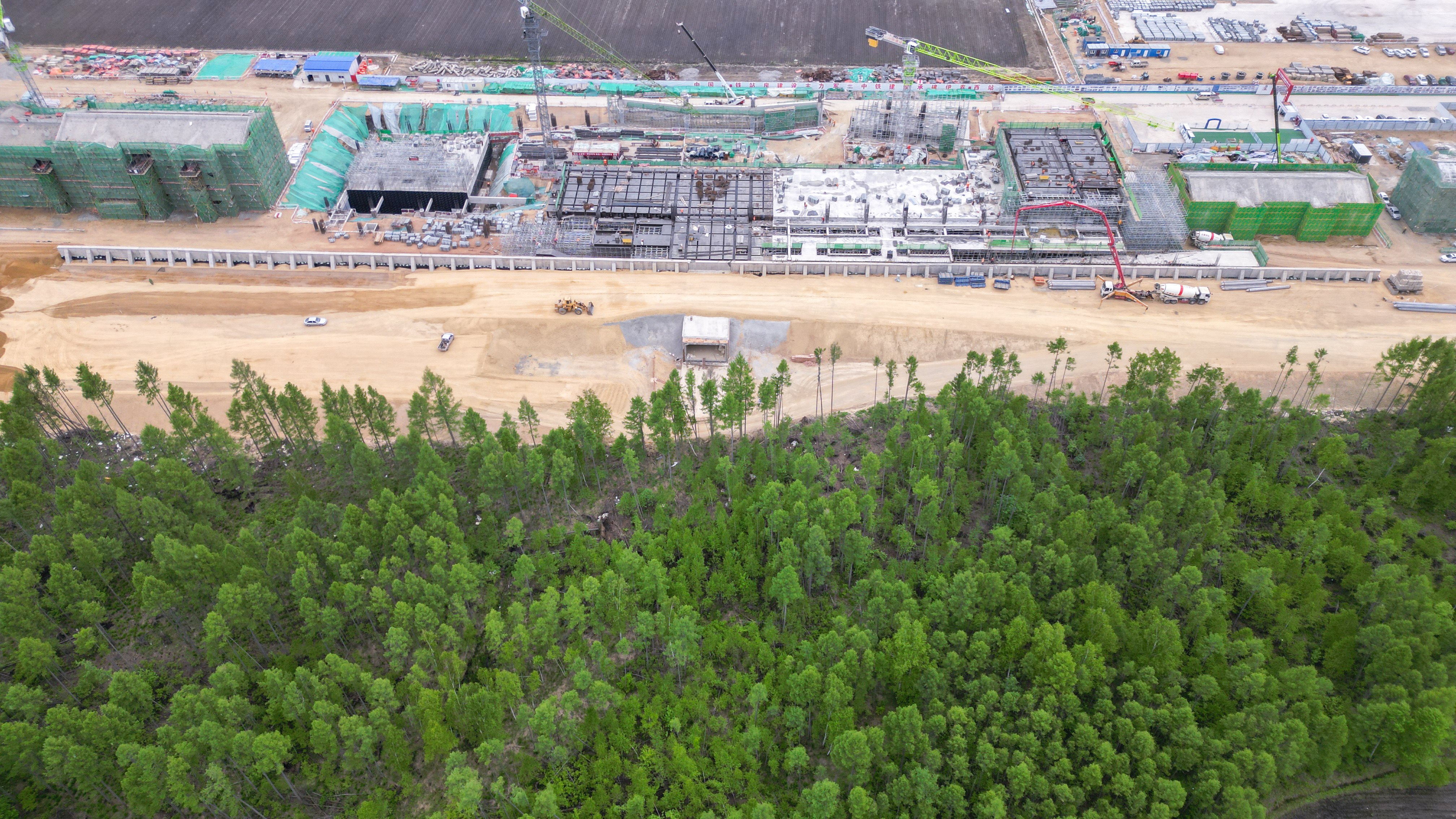 (经济)中国最北高铁站伊春西站主体结构施工火热推进