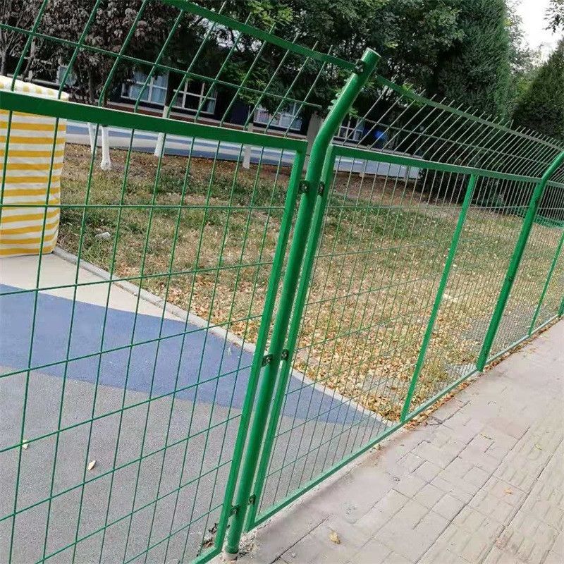 现货塑铁丝框架护栏网:美观实用的围护解决方案