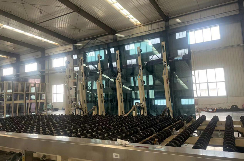 中融新大首片超大板low-e镀膜玻璃成功下线