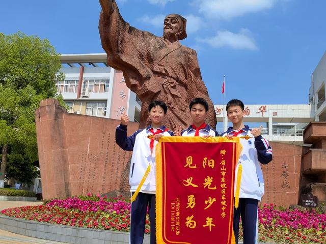 弘扬正气,东坡中学学子危急时刻挺身而出!