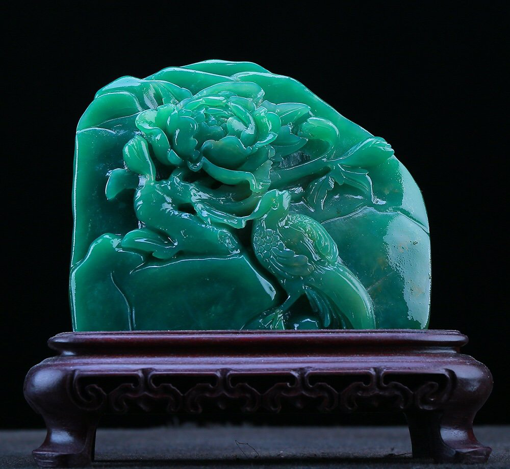 【花开富贵】西安绿冻石 但是,西安绿颜色浓郁耐看,能完整切章的却少