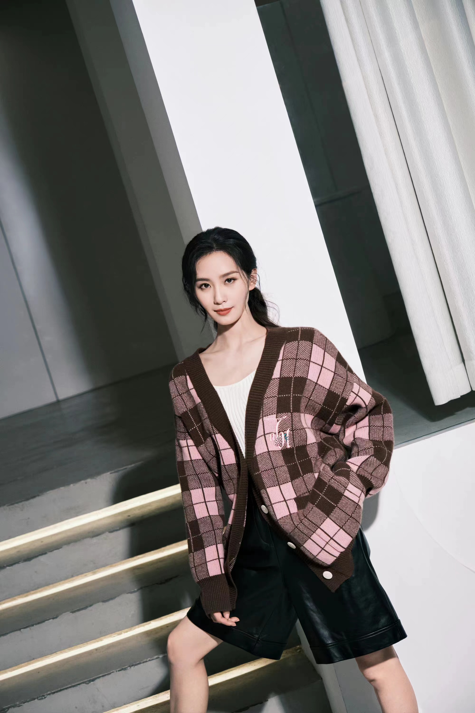 刘诗诗针织开衫配皮短裤,玩转季节混搭,个性又时髦!