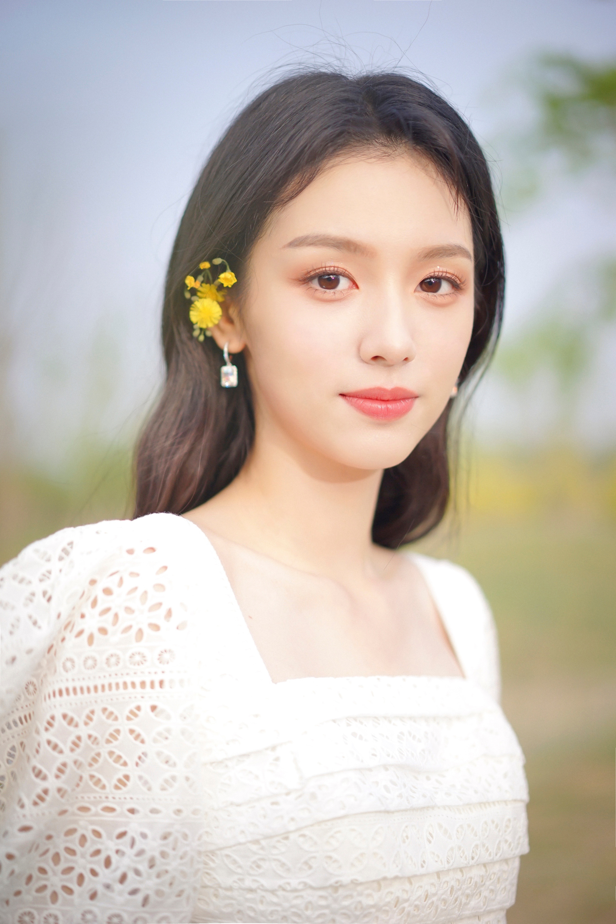 95后小花周也晒仙女造型,耳夹小野花显初恋气质,可惜是个恋爱脑