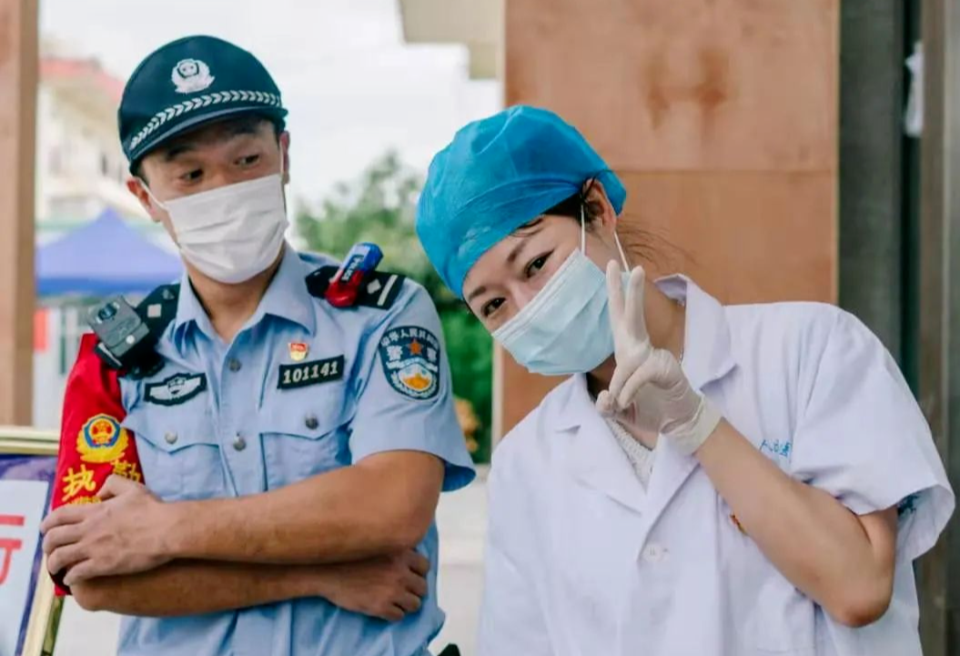 警察和医生的背影图片图片