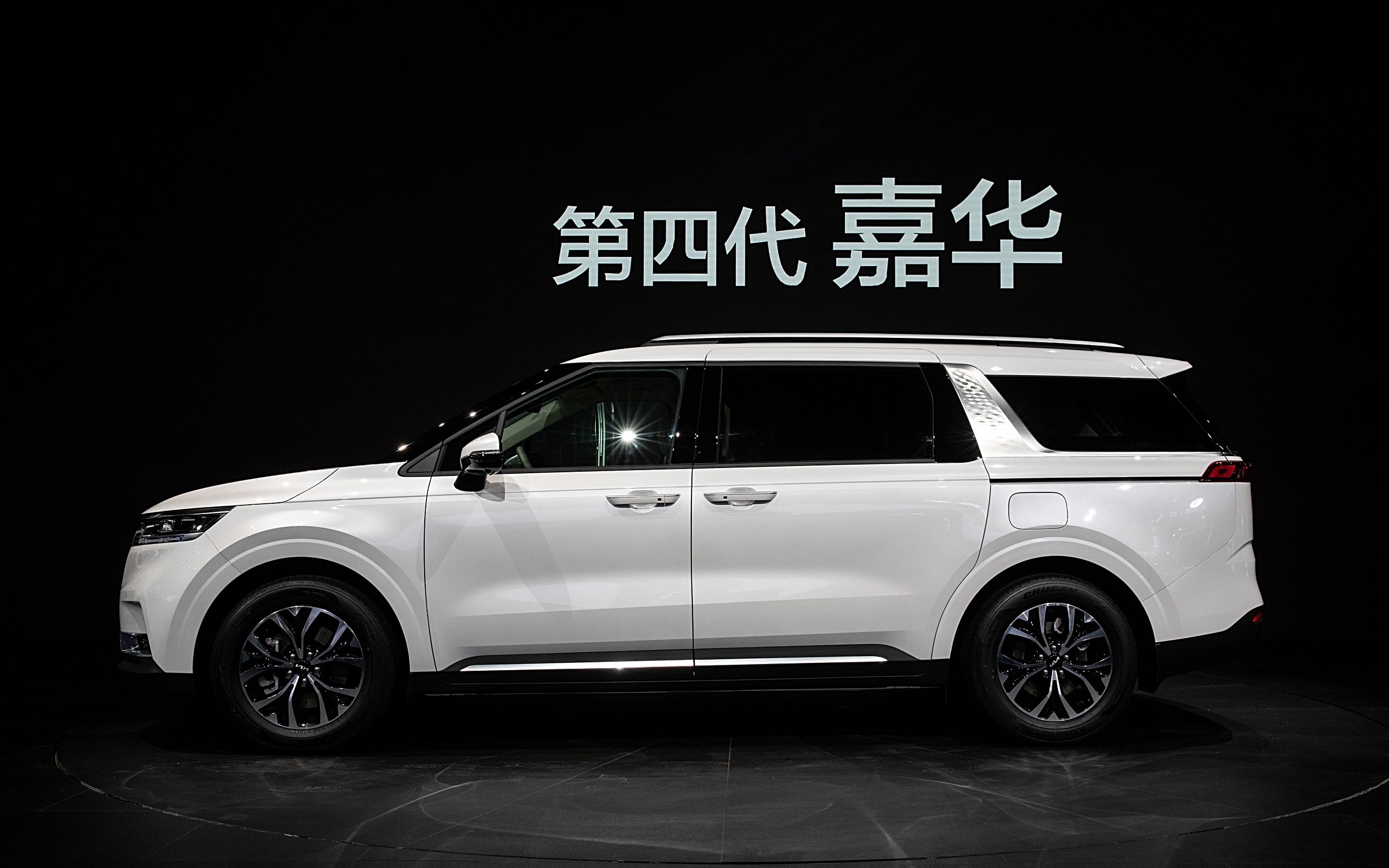 起亚新嘉华自动感应开启侧滑门!