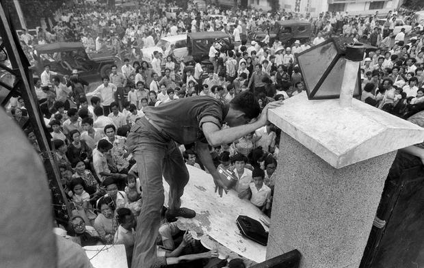 西贡陷落旧照:46年前的阿富汗撤离,南越人扎堆爬墙进美使馆逃离