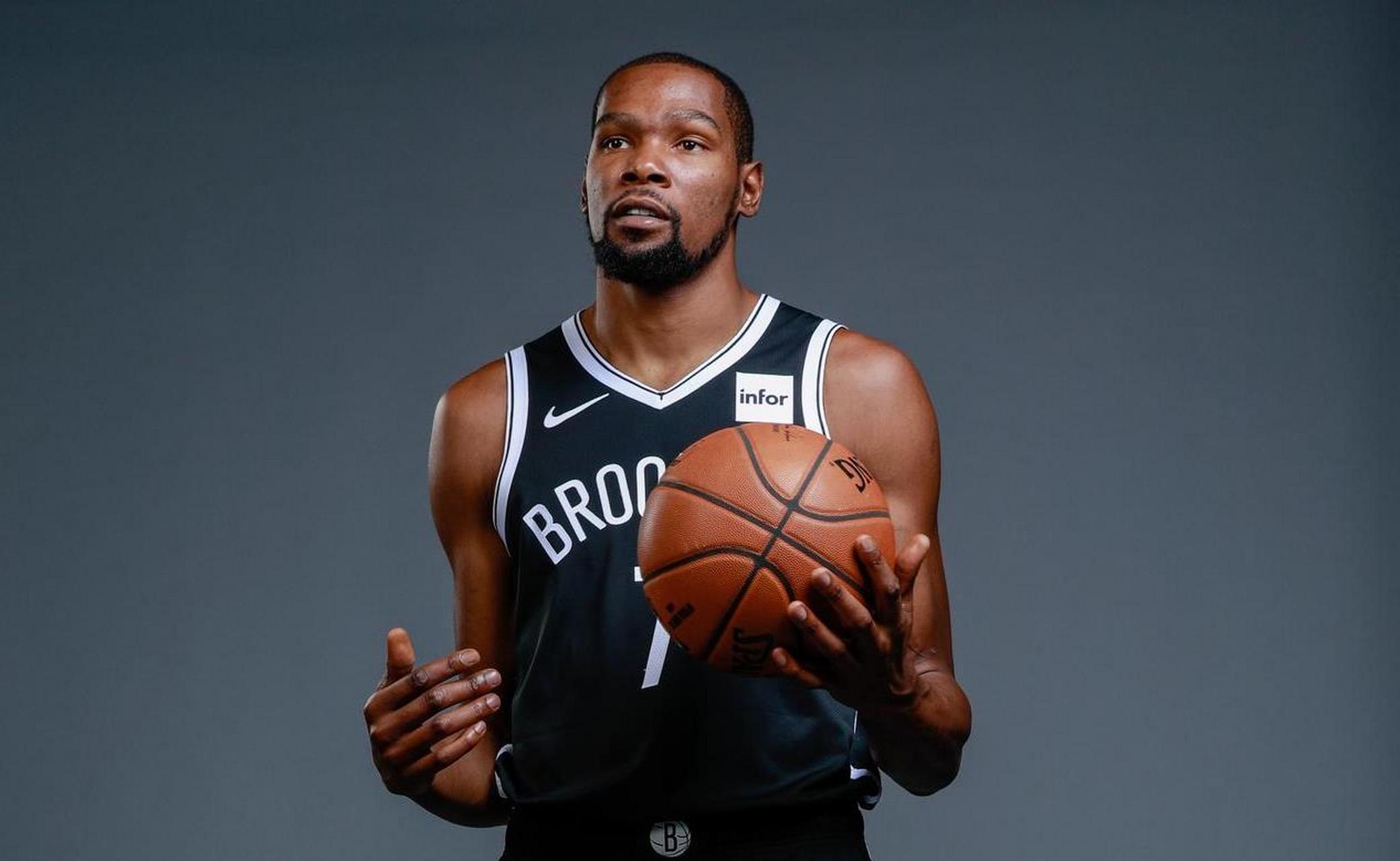 近日,篮网球员卡梅隆-约翰逊在雷迪克的播客节目中爆料,对前队友布克