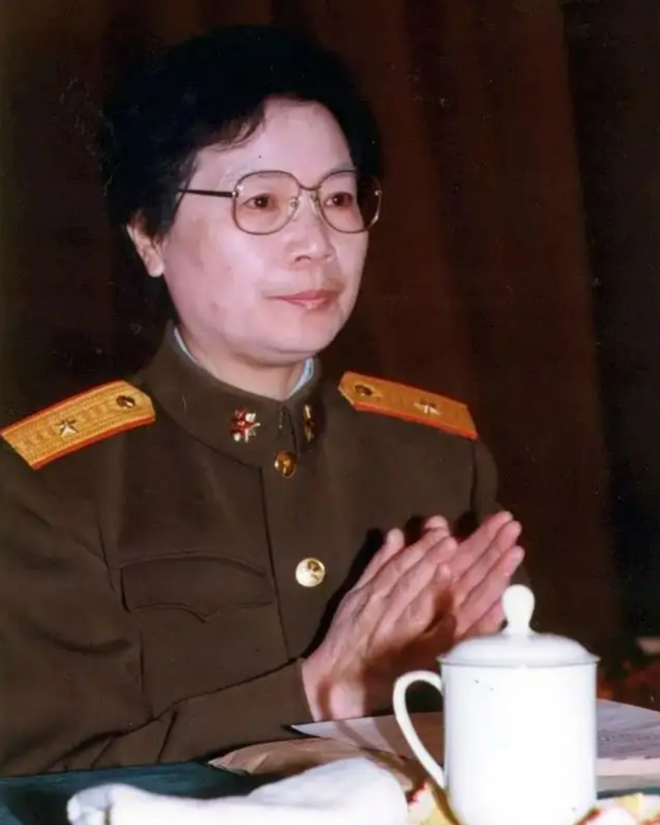 张瑞华:原中央组织副部长,享年86岁,丈夫是元帅,女儿是中将