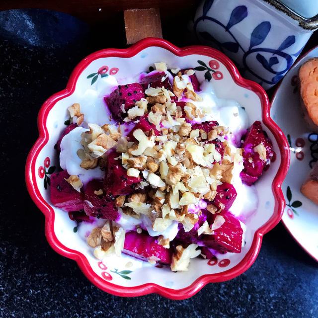 老酸奶拌火龙果,夏日炎炎,这口清凉太适宜啦