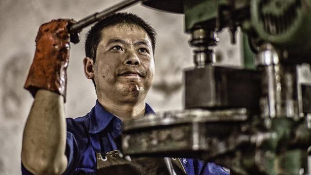 中国80年代的"工人",为何成为今天不待见的作业员?