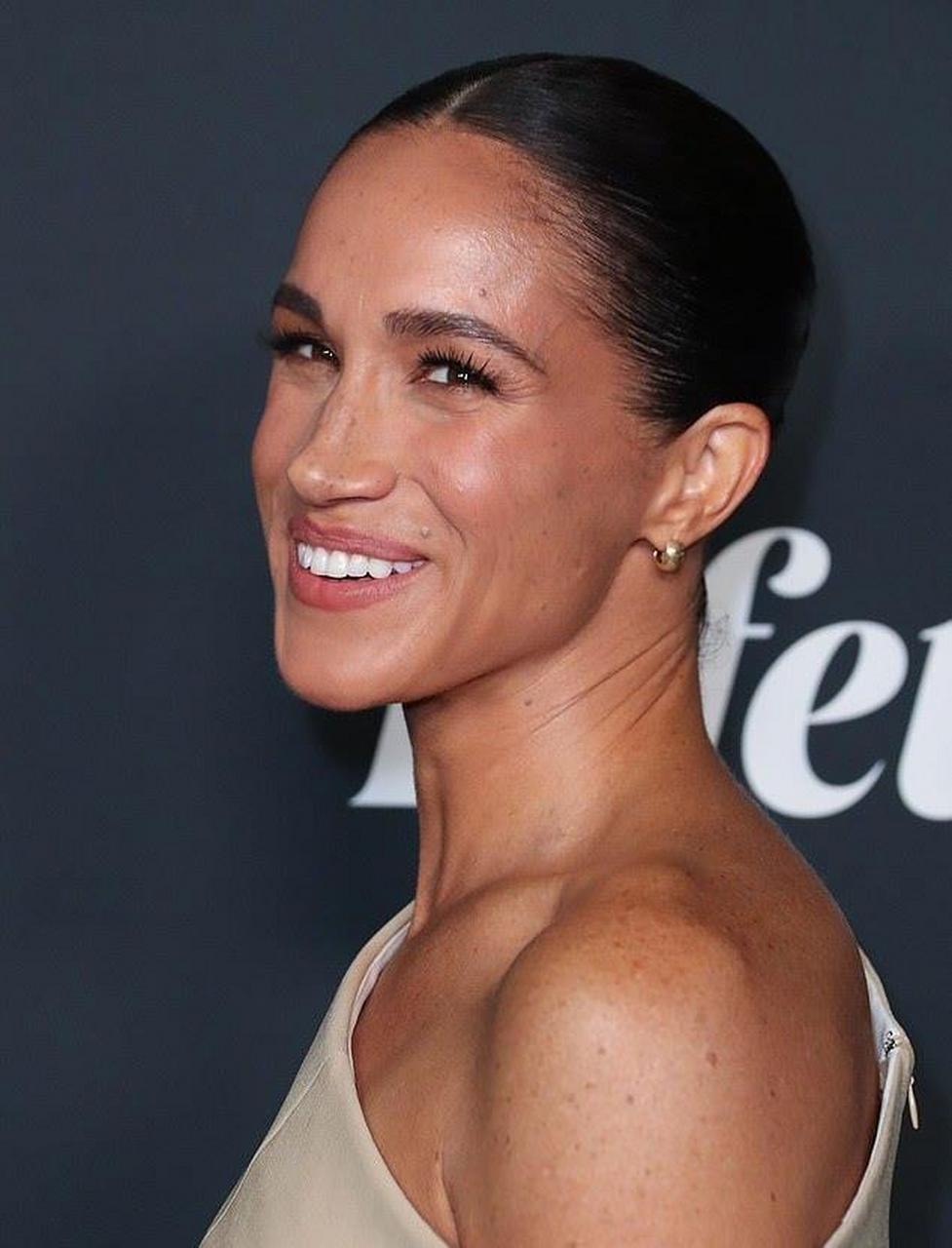 皮肤上斑点太多,已与作家密友保持距离 梅根马克尔独自参加"女性力量"