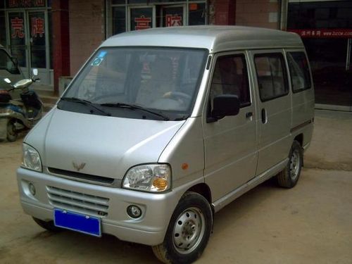 五菱荣光:这款国产面包车以其前置后驱的设计