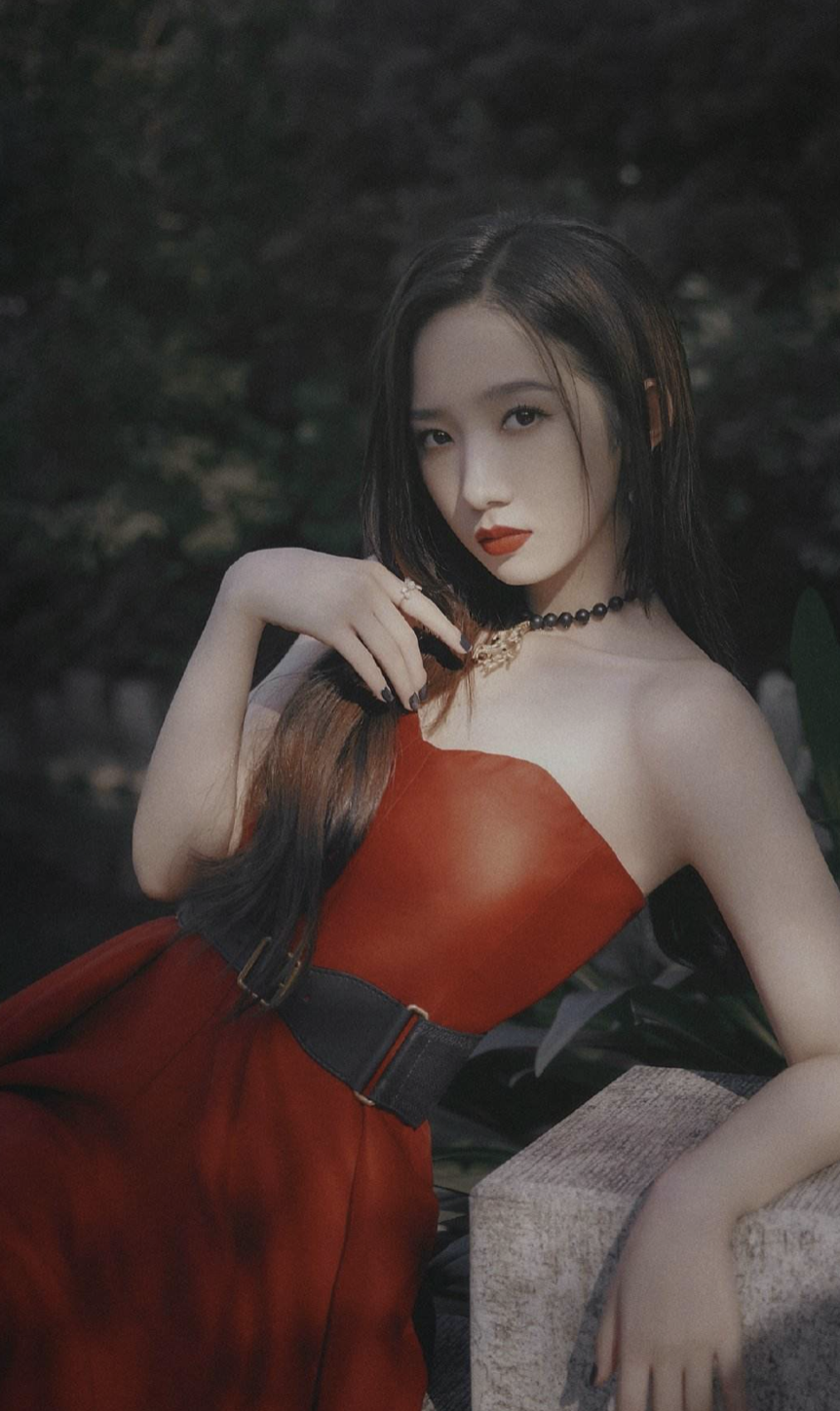 孟美岐c位出道,体重控制微妙,身材绝妙,泳衣照看得上火