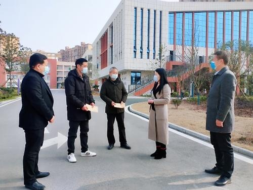 京山市副市长易红梅走访慰问困难教职工和困难家庭学生