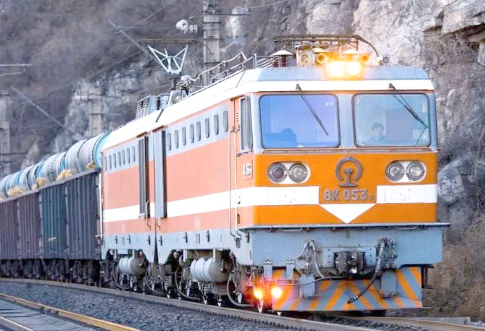 为湖东电力机务段的成立奠定了基础,该段随即开始配属8k型电力机车