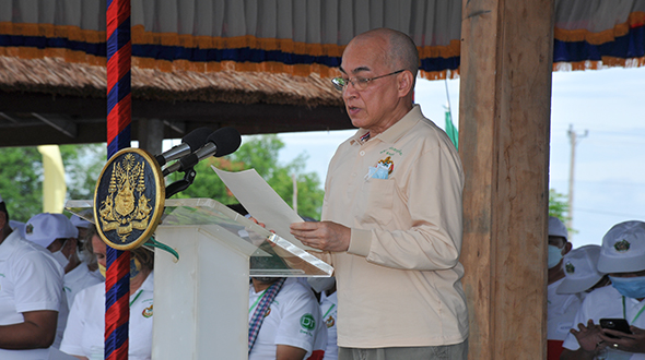 韩桑林好硬朗,88岁还能跟着西哈莫尼国王去参加种树活动
