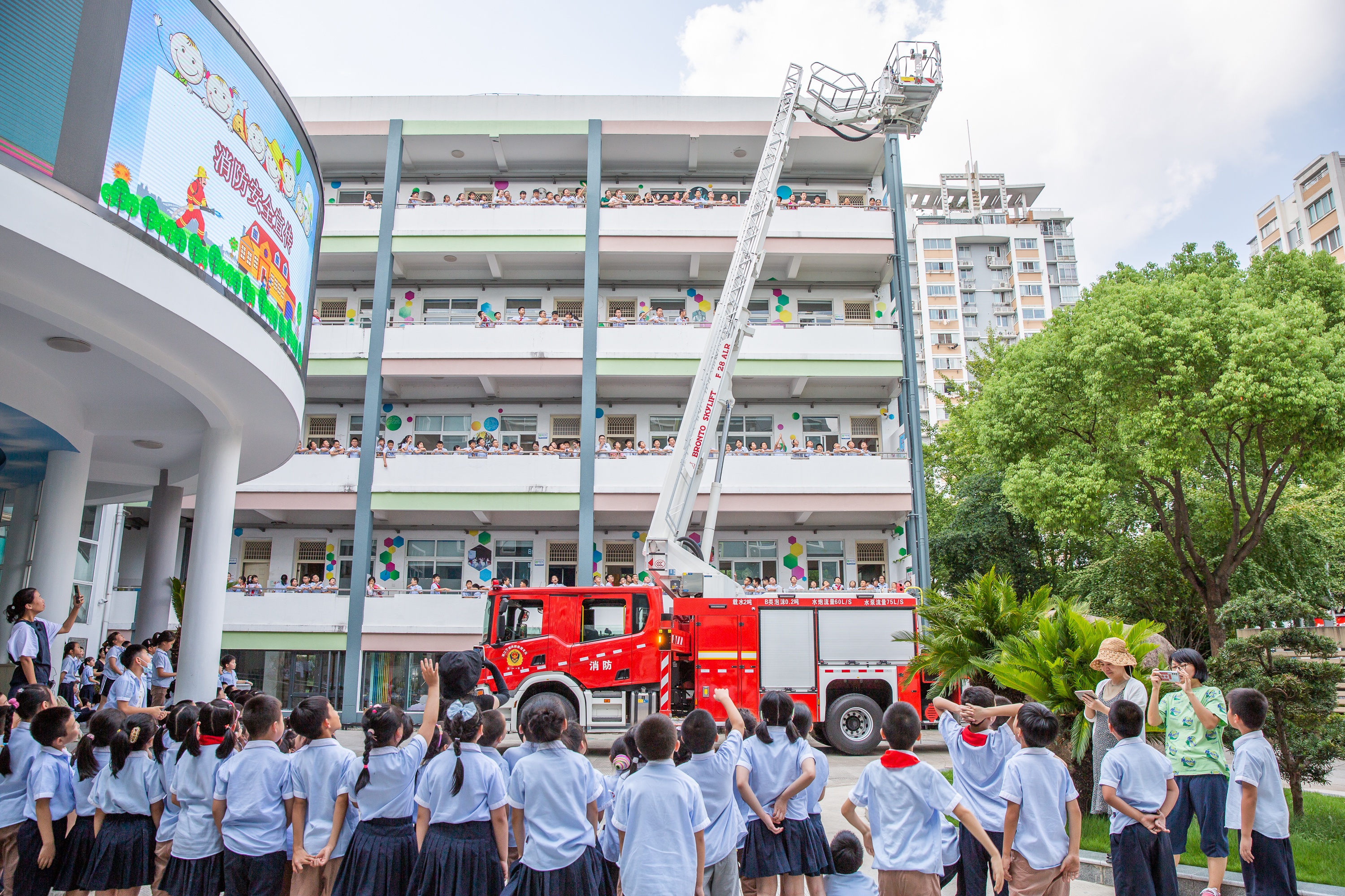 消防车开进学校!——镇明中心小学(实验校区)开讲"安全第一课"