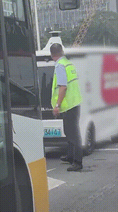 深圳无人快递车与公交车“顶牛”,多方回应→-有驾 深圳无人快递车与公交车“顶牛”,多方回应→-有驾
