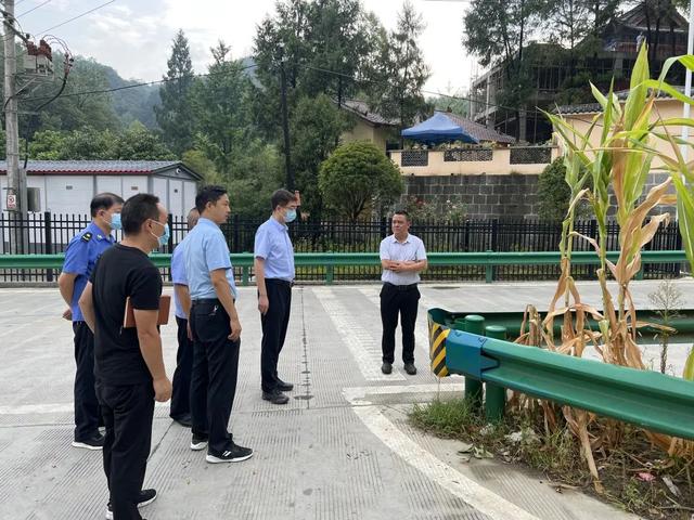 镇巴县副县长,县公安局长,县交安委主任李强深入重点隐患部位开展交通