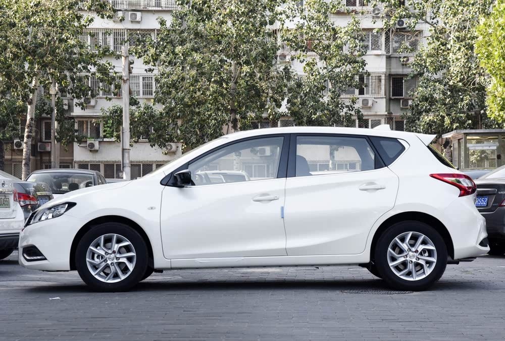 代步小车两厢骐达,空间不小还省油,皮实耐造,自动挡才9万