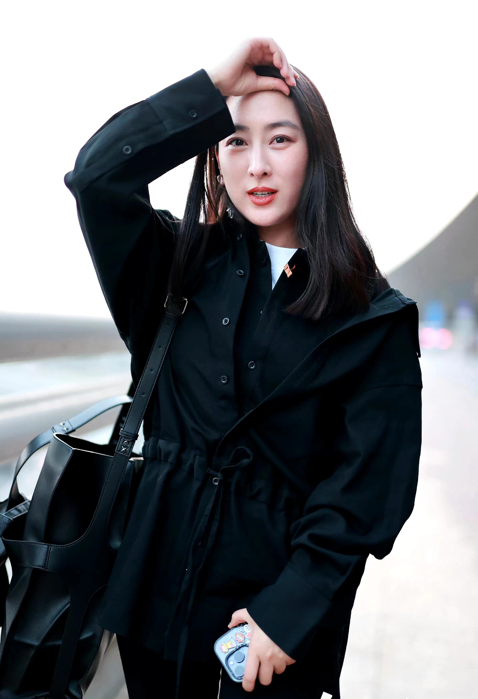 马苏现身机场,一身黑色装扮休闲随性,短袖配马甲很时髦!