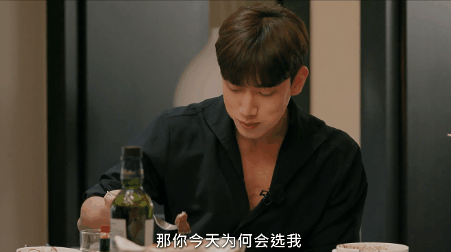 但宋智雅没有,她直接直视男生,毫不犹豫地回答"因为我喜欢你啊.