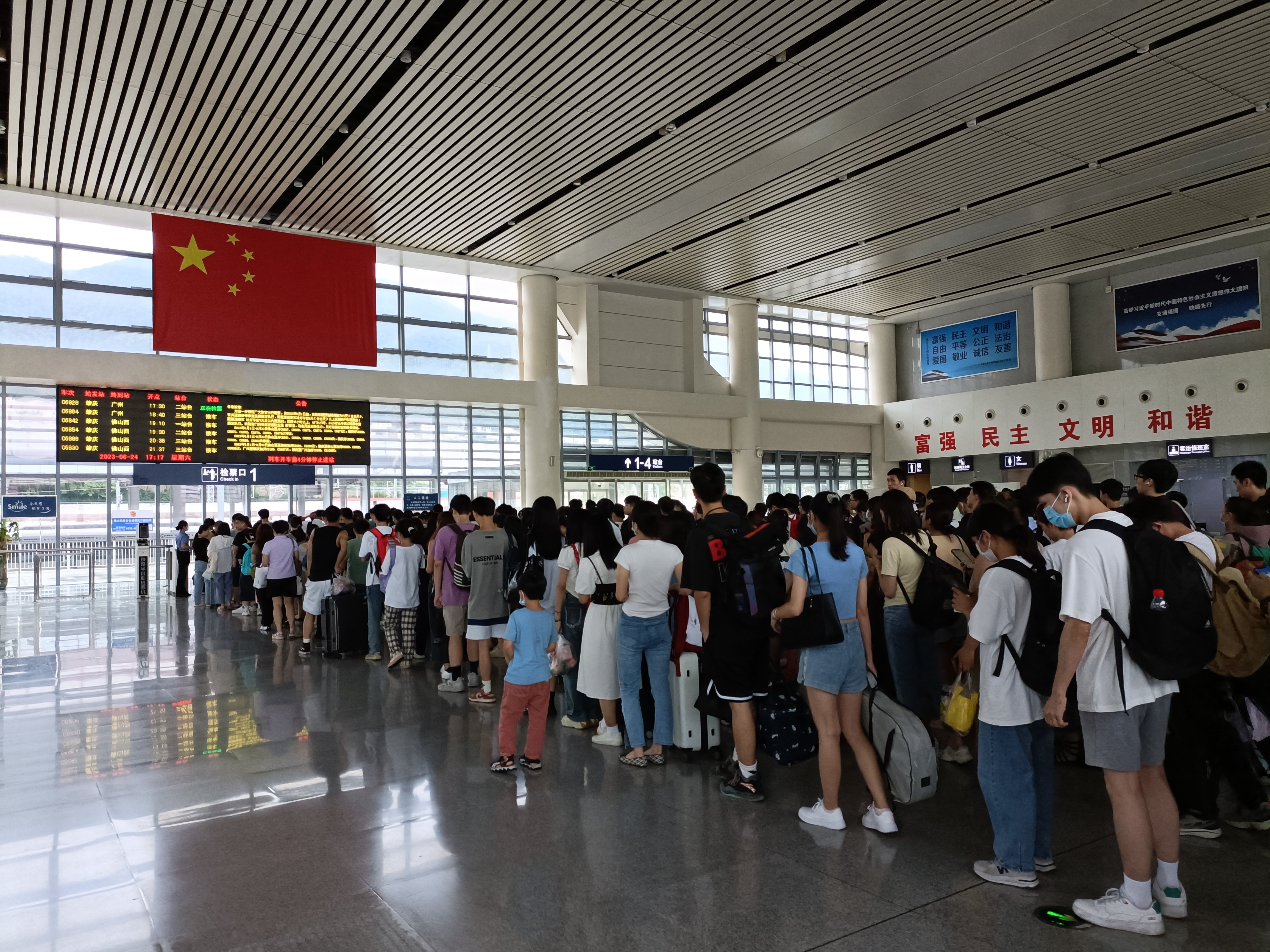 肇庆火车站积极"备战"暑运