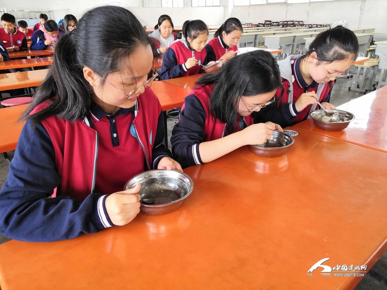 建始县实验中学推行"光盘行动"初见成效