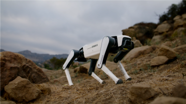 全球首款家庭智能体机器人！越疆Rover X1发布：7499元 支持安防、情感陪伴