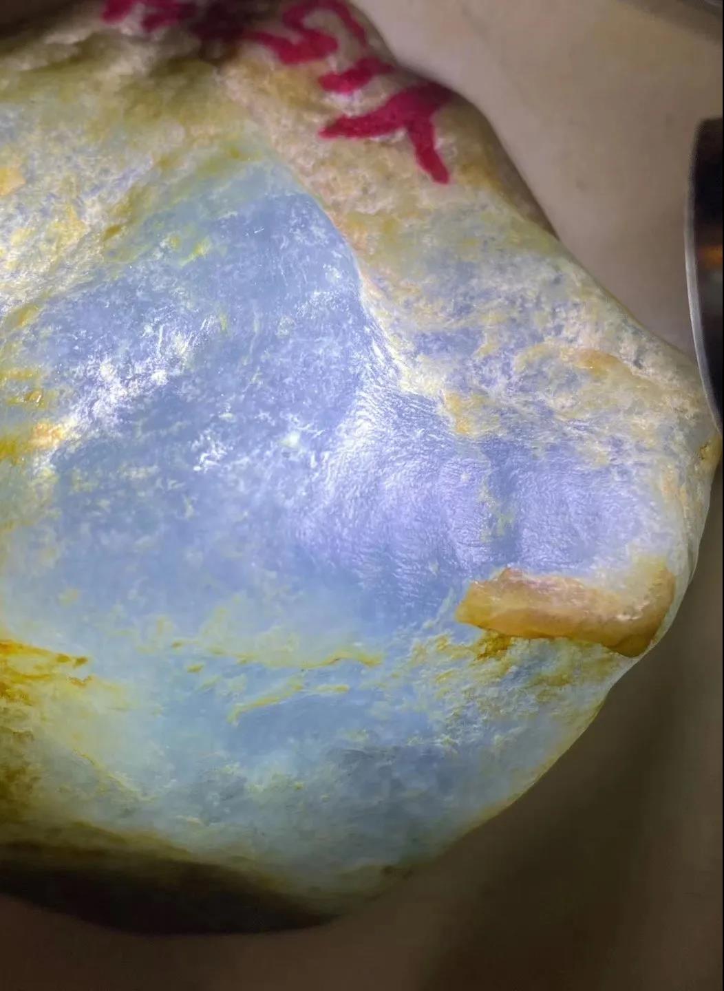 莫西沙高冰种翡翠原石