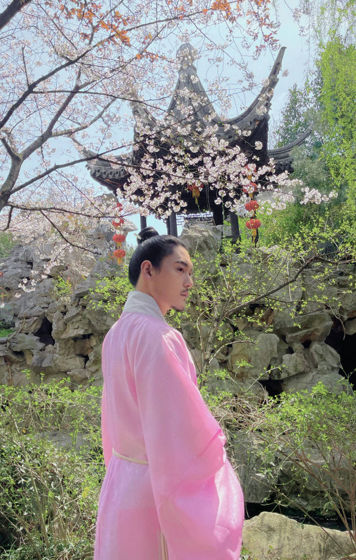 下午2点,汉服小哥哥庄翰西塘樱花树下制作樱花盘扣!一起来云上相会吧