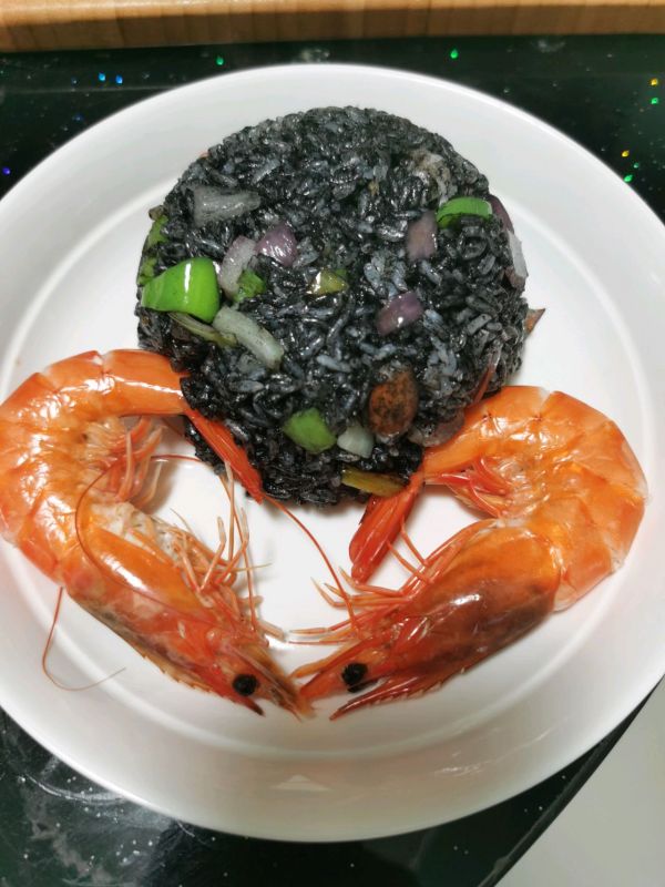 餐桌上最有人气的家常菜之黑暗料理—大虾墨鱼汁炒饭