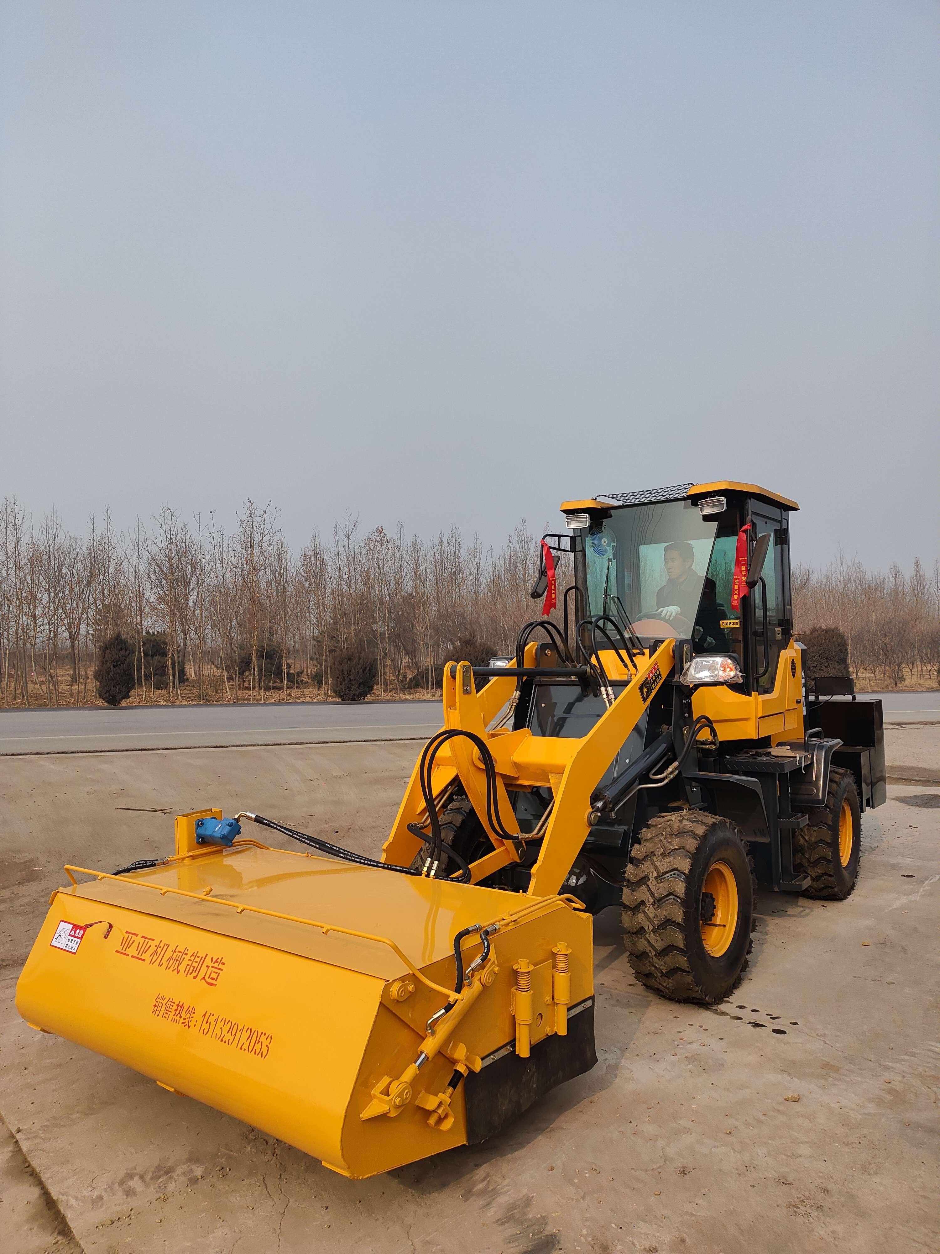 使用铲车式清扫机每天能清扫多大面积?