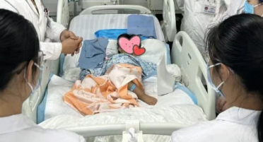 3岁女童家中被眼镜王蛇咬伤：全身瘫痪呼吸衰竭 假死3天奇迹生还