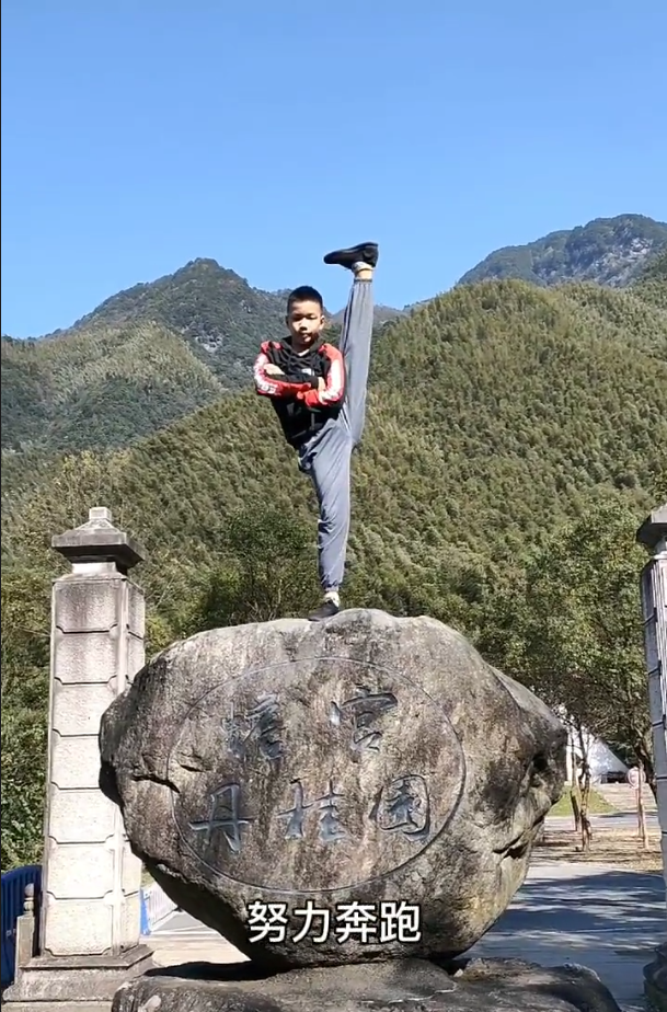 周向杰:广州12岁少年独创花式朝天蹬上央视,到底怎么练的呢?