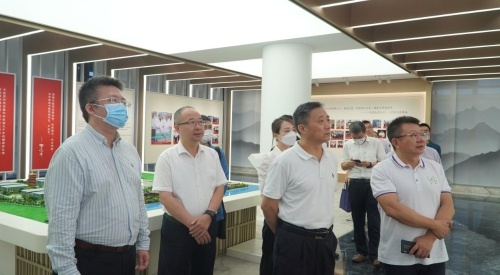 张春平副局长调研泰州药品法治宣教基地建设工作