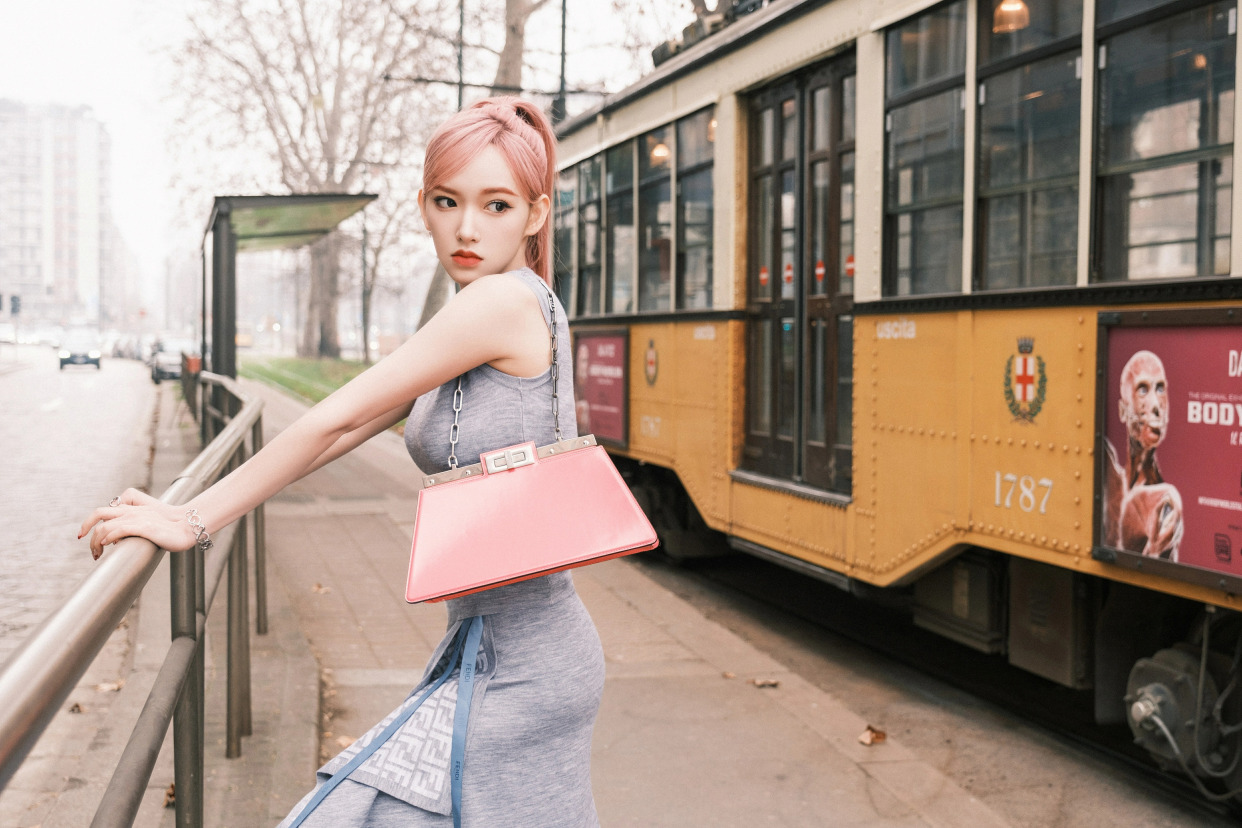 程潇穿上灰色背心套裙,搭配长筒靴甜酷时尚,韩系十足