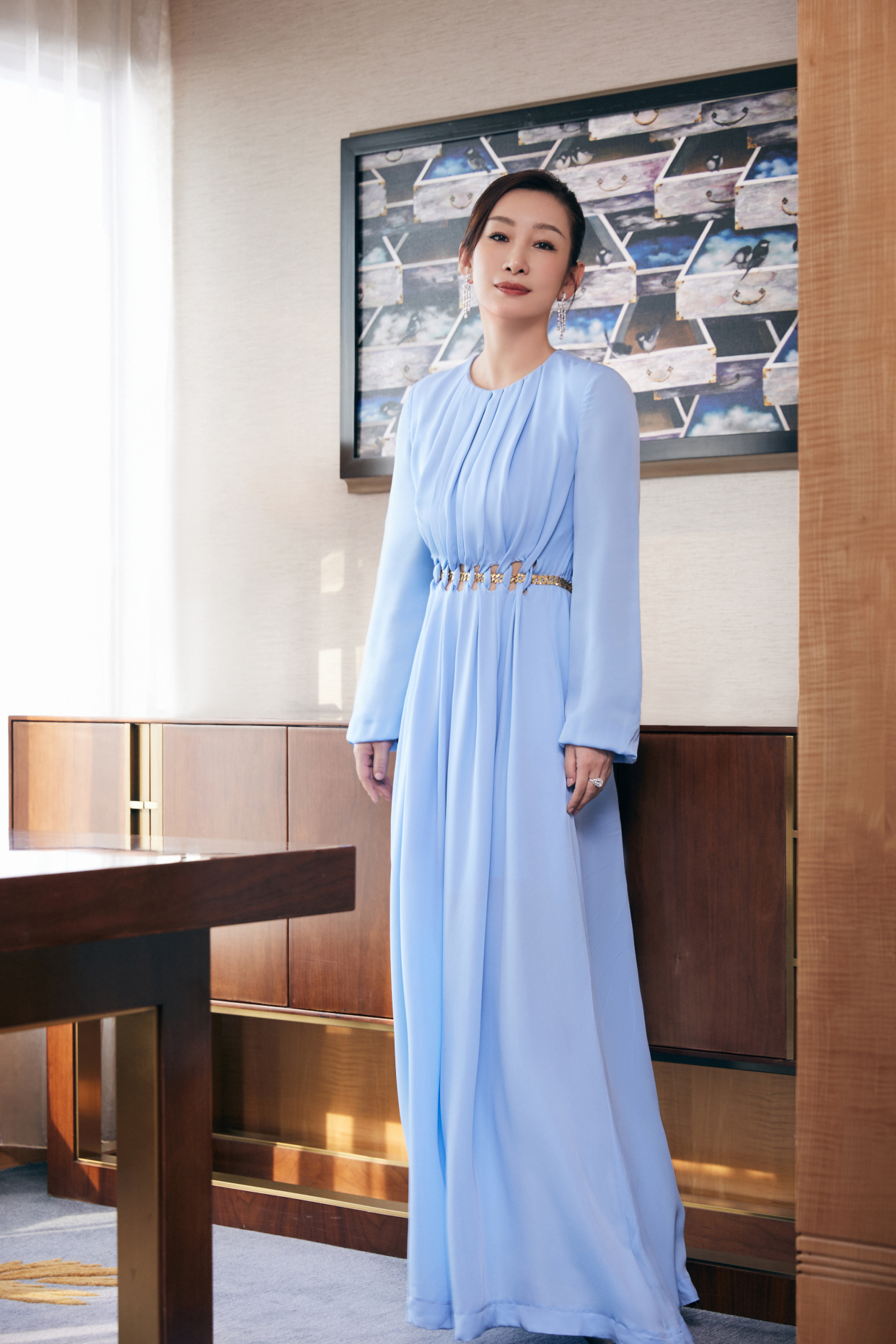 秦海璐身着st. john 2023早秋系列蓝色抽褶礼服裙