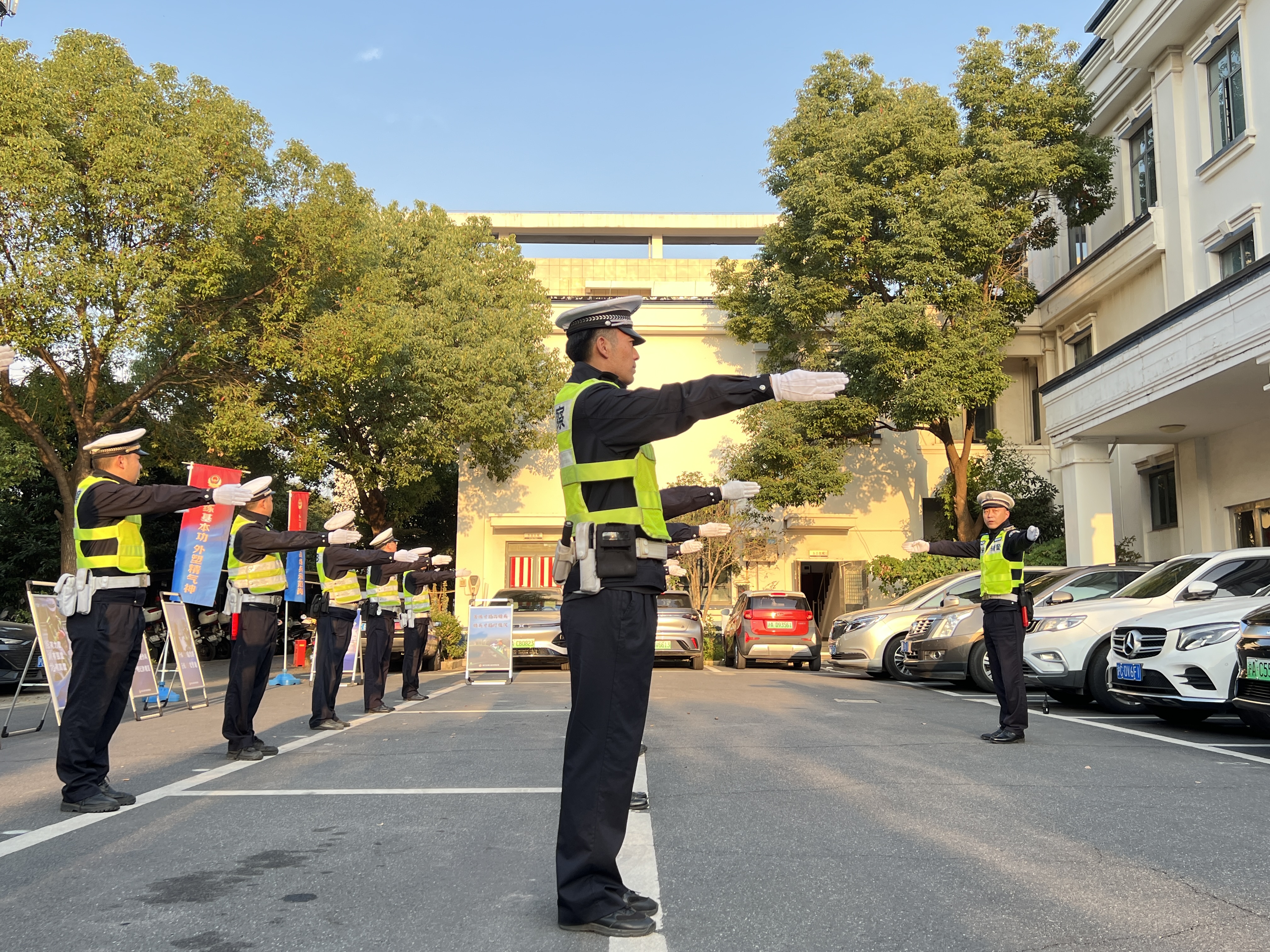 上海最帅交警图片