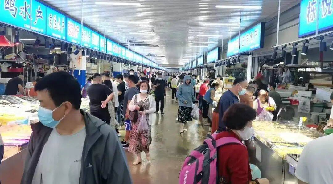 探访济南海鲜大市场——节前市民争抢"鲜" 梭子蟹海虾成"爆品"