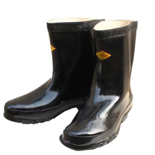 远离触电危害,工作时要装高压绝缘鞋,佩戴绝缘手套