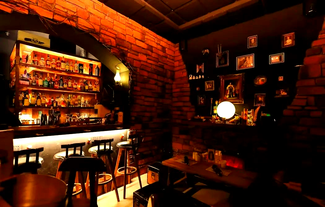 置身于酒吧之中,昏暗的灯光营造出一种神秘而迷人的氛围