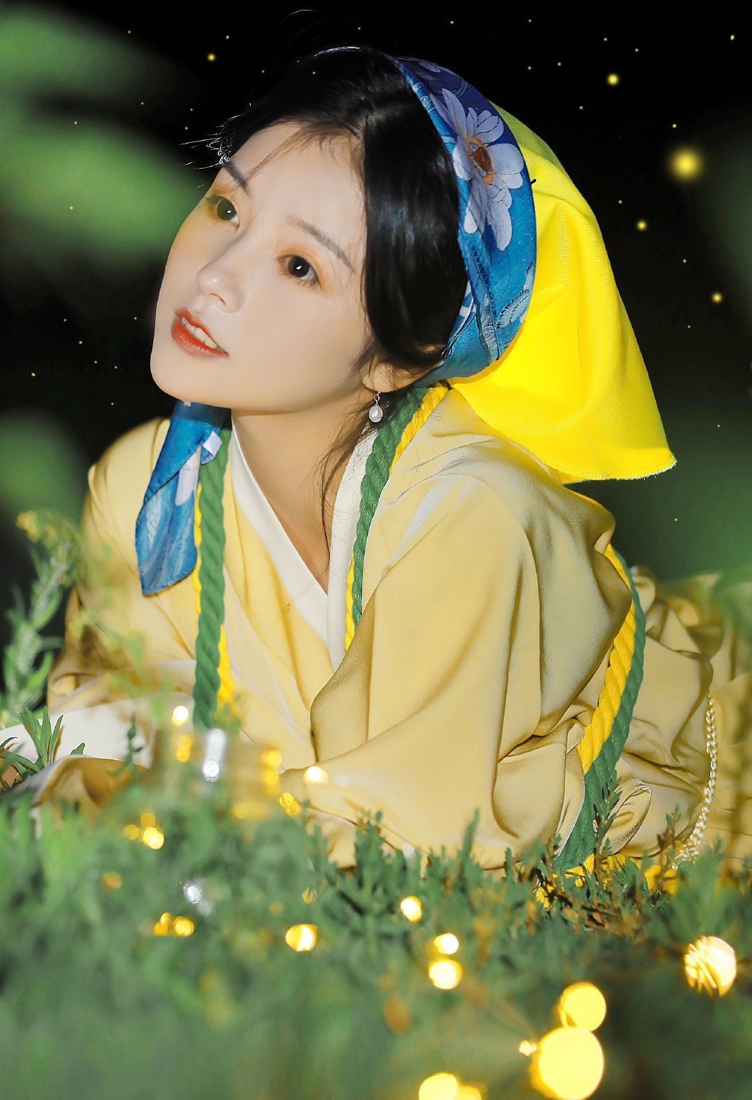 美成"油画"是什么样子?她穿汉服与萤火虫合影,撞脸世界名画!