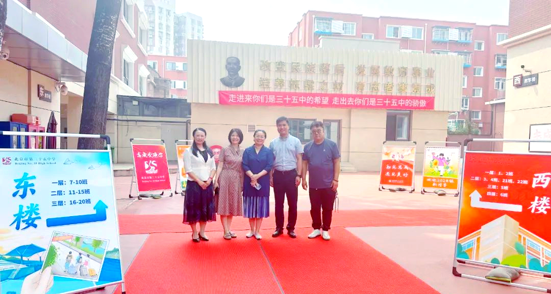 志成中学迎接新生,学长引导共启初中新章